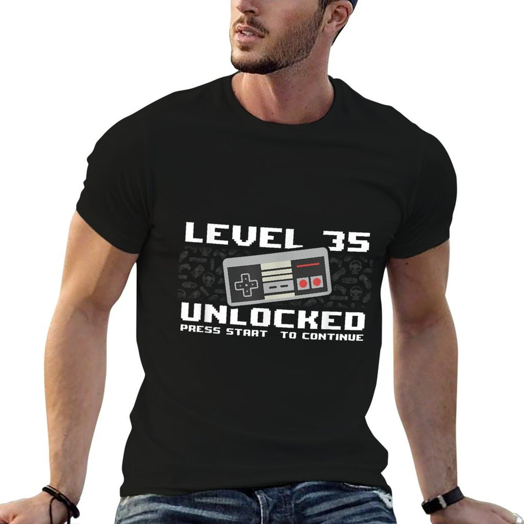 35th Birthday 1988 Level 35 Unlocked 35 Year Old Gamer  Versatile T-Shirt